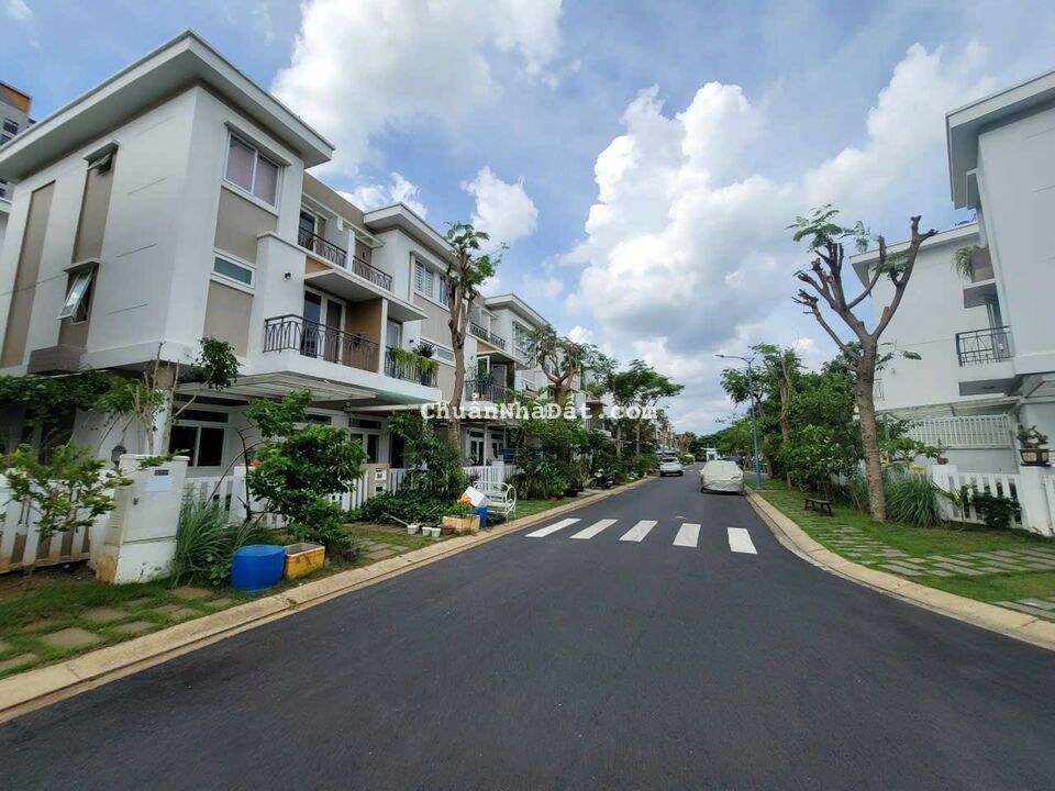 Nhà 3 tầng đường số 12m, khu Compound lịch sự, đẳng cấp. DT 7m*15m. Nhà 3 tầng đường số 12m, khu Compound lịch sự, đẳng cấp. DT 7m*15m.