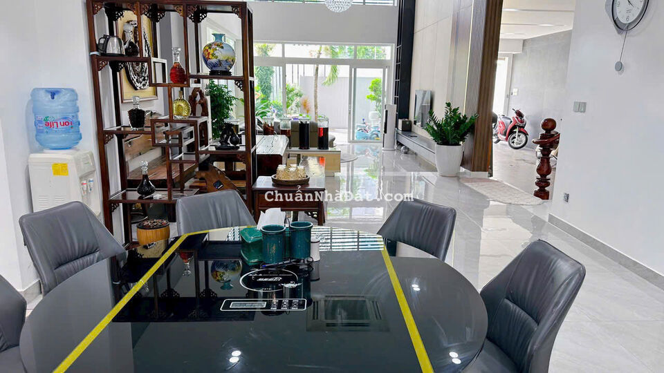 Bt đường 12 m làng đại học ABC PK , 10*25 đại hạ giá 24 tỷ.