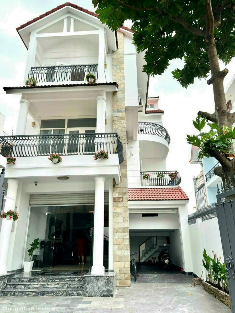 Biệt thự đẹp Nguyễn Văn Linh, Quận 7. 8*30, 4 tầng, hạ giá mạnh 17 tỷ.