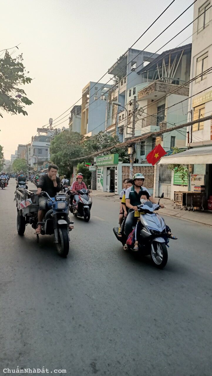 Nhà phố mặt tiền đường Tôn Thất Thuyết, Quạn 4. 5*18.