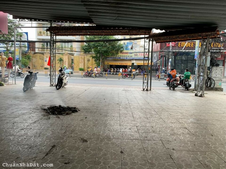 Cho thuê mặt bằng mặt tiền Nguyễn Thị Thập. 17*45.