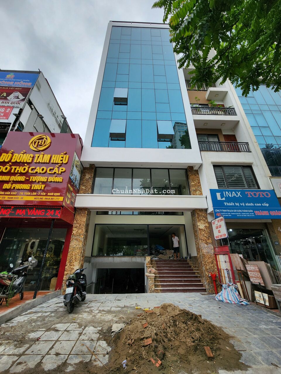 Tòa nhà mặt phố Hoàng Quốc Việt cực hot - Dt 110m2 - 8 tầng thang máy giá chỉ 150tr/tháng