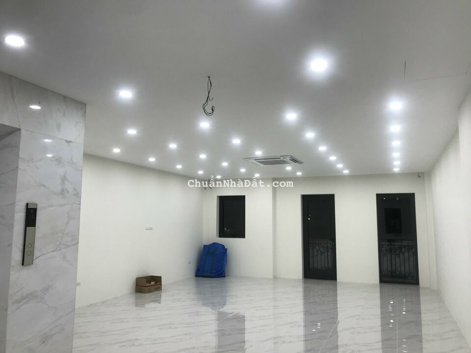 Cho thuê MBKD Nhà Hàng mặt phố Nguyễn Chánh 110m2, 5 tầng, thang máy, thông sàn 95 triệu/tháng