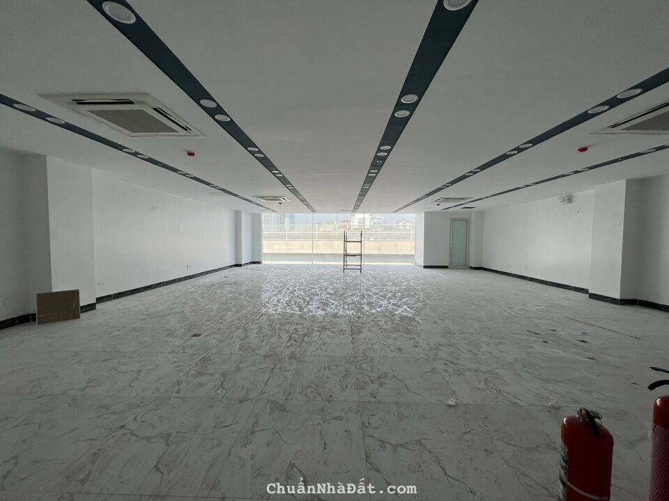 Cho thuê nhà 7 tầng 1 hầm 130m2/sàn mặt phố Dịch Vọng Hậu đầy đủ PCCC giá 150 triệu/tháng