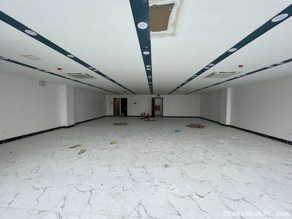 Cho thuê nhà 7 tầng 1 hầm 130m2/sàn mặt phố Dịch Vọng Hậu đầy đủ PCCC giá 150 triệu/tháng