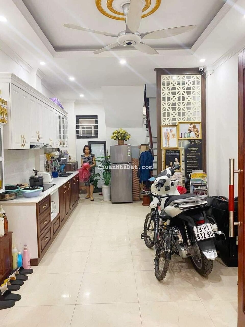 Bán Nhà Lạc Long Quân. Cầu Giấy. Hà Nội. 4.45 Tỷ. 5 Tầng. 30m2. MT 3.8m.