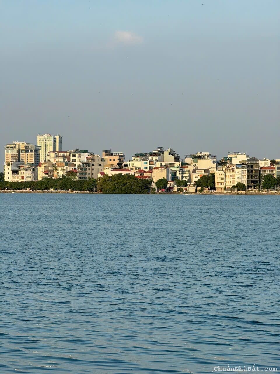 Bán nhà mặt Hồ Tây 320m2, MT 13m, 3 tầng. Vị trí đẹp view trực diện mặt Hồ Tây. Giá tốt