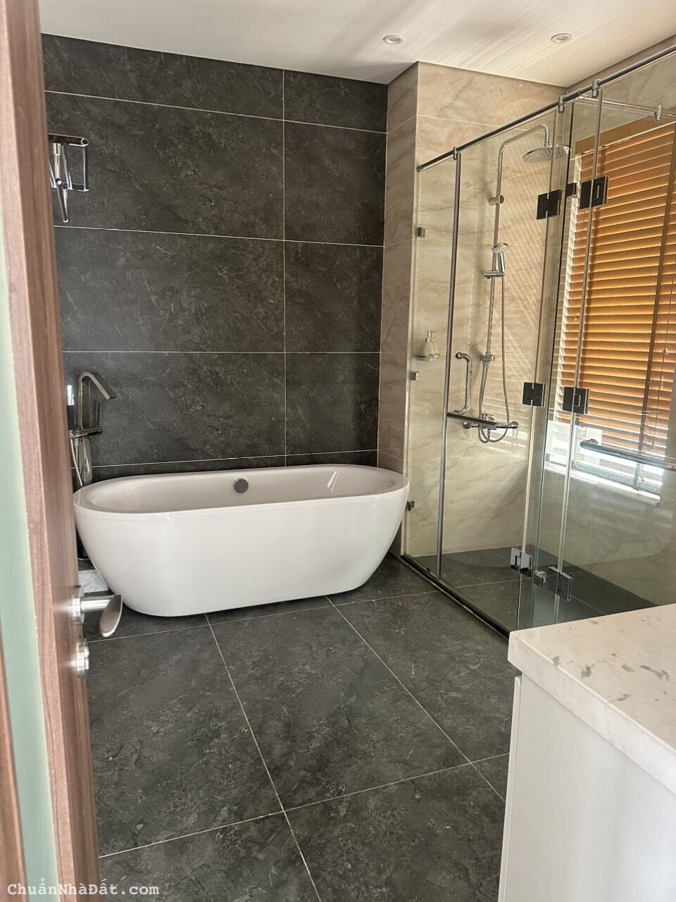 Cho thuê Villa Vinhomes Golden River BaSon, Đường Tôn Đức Thắng, Phường Bến Nghé, Quận 1 :  