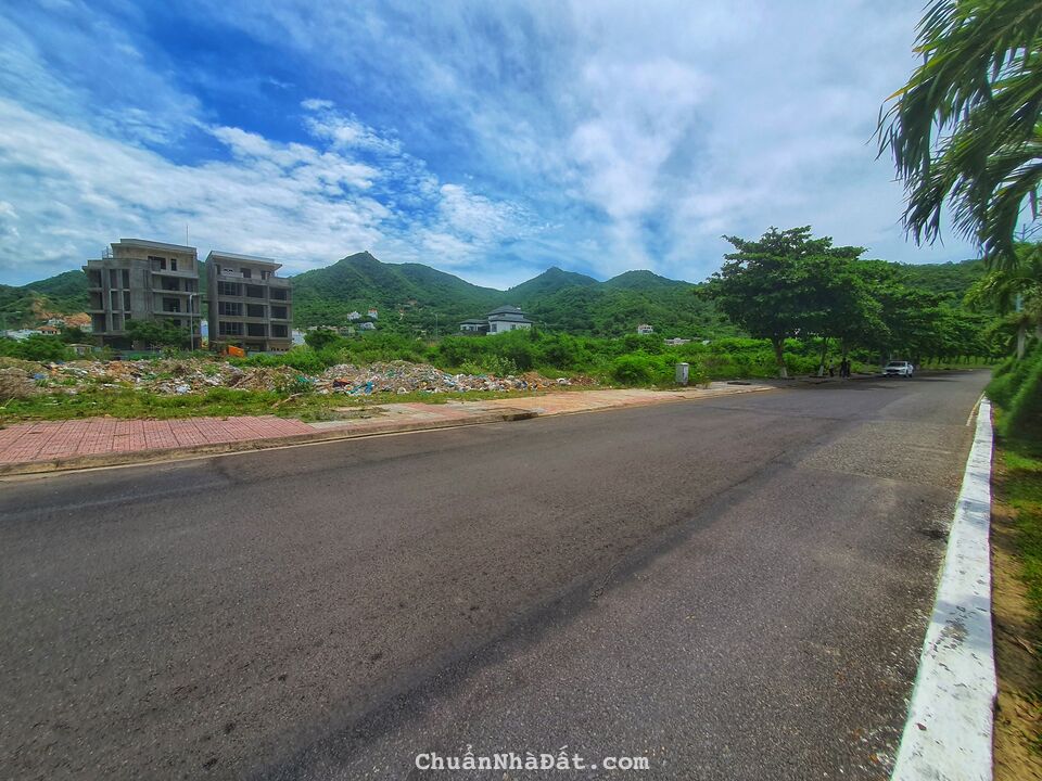 Bán đất khu biệt thự lấn biển Nha Trang ngay bến du thuyền Ana Marina 379m2 giá 90 triệu/m2