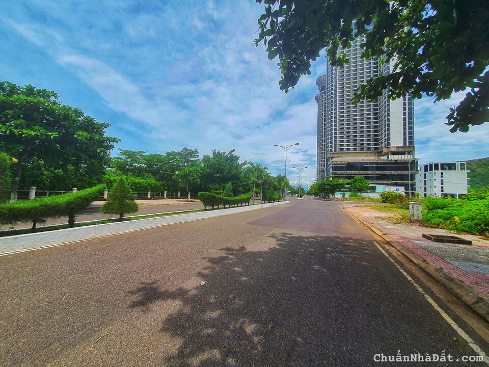 Bán đất khu biệt thự lấn biển Nha Trang ngay bến du thuyền Ana Marina 379m2 giá 90 triệu/m2