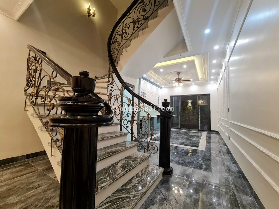 Bán Nhà 5 Tầng Mặt Công Viên Văn Cao