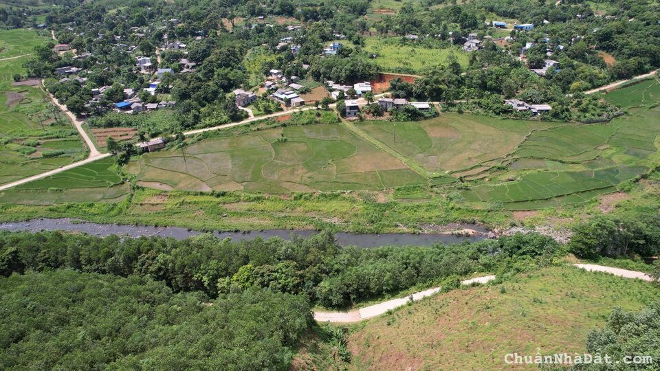 Thế đất cao thoáng, dưới có suối to chảy quanh năm, view cánh đồng đẹp, nằm trong khu dân cư 