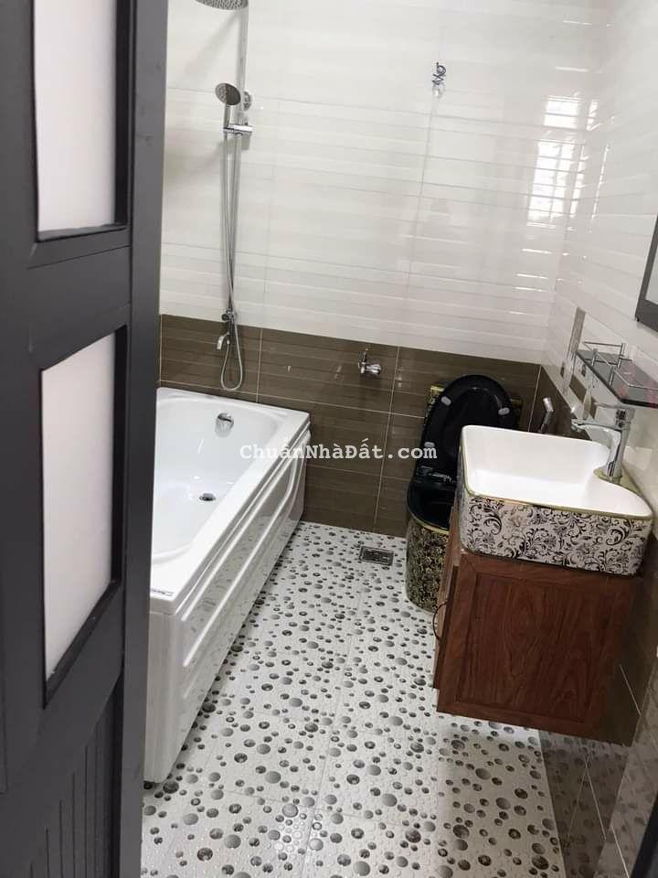 Cho thuê khách sạn, Mặt tền 6 tầng 12 PN, đủ nội thất, khu phố tây Bùi Viện, Q1, chỉ 65 triệu/tháng