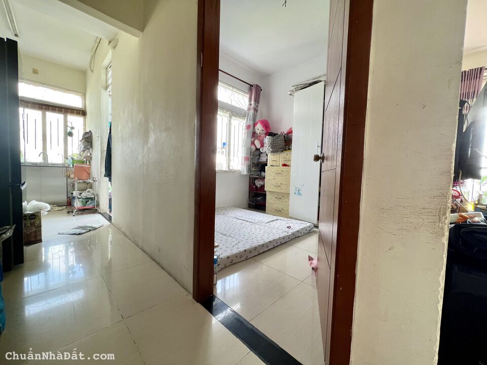 Tôi cần bán căn hộ 312 Lạc Long Quân, giá 2 tỉ 150tr, sổ hồng sẵn 2pn