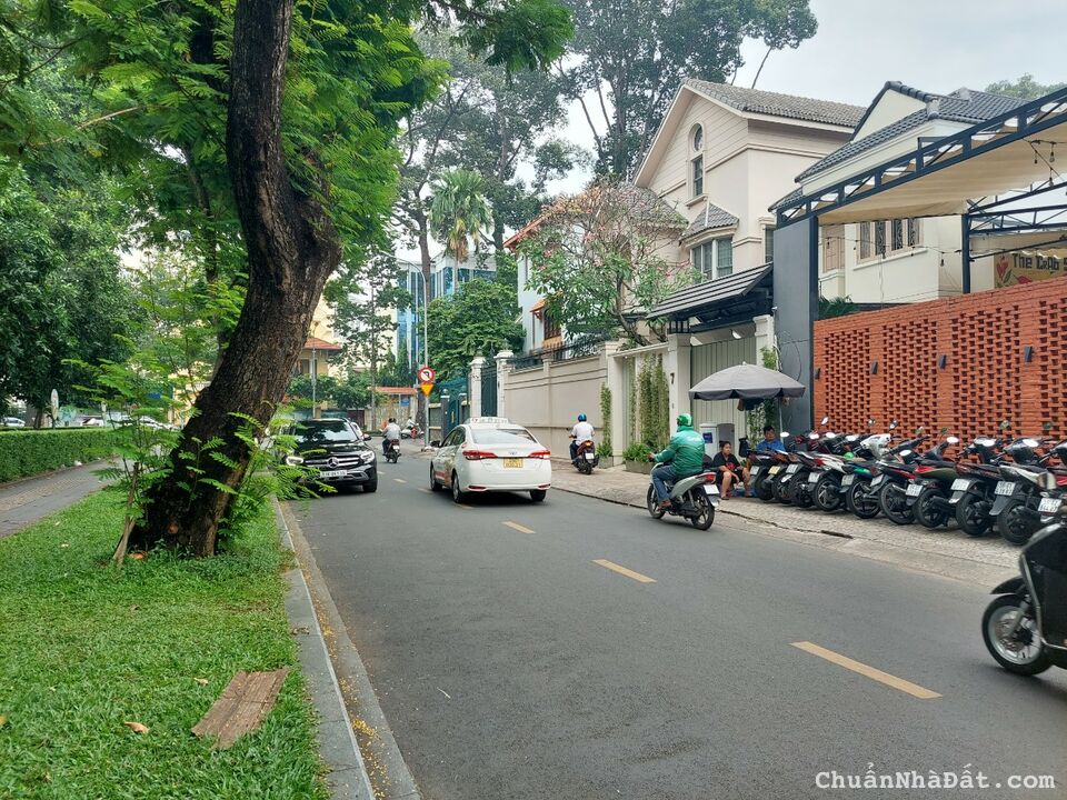 Cho thuê biệt thự mặt tiền tiền đường Tú Xương, P. Võ Thị Sáu, Quận 3. DT: 15x35m. Giá 300 tr/th TL