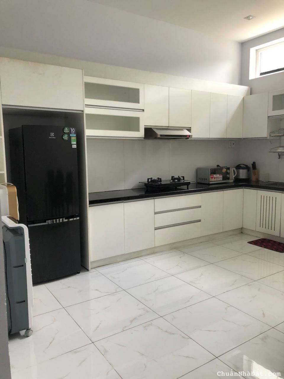 Cho thuê nhà gần Vincom Thảo Điền, quận 2. DT 4x20m nhà 3 tầng sân thượng. Giá 27 tr/th