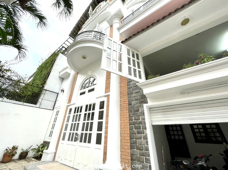 Cho thuê biệt thự Thảo Điền quận 2, diện tích 10x11m, nhà trệt 2 lầu. Giá thuê 40 tr/th