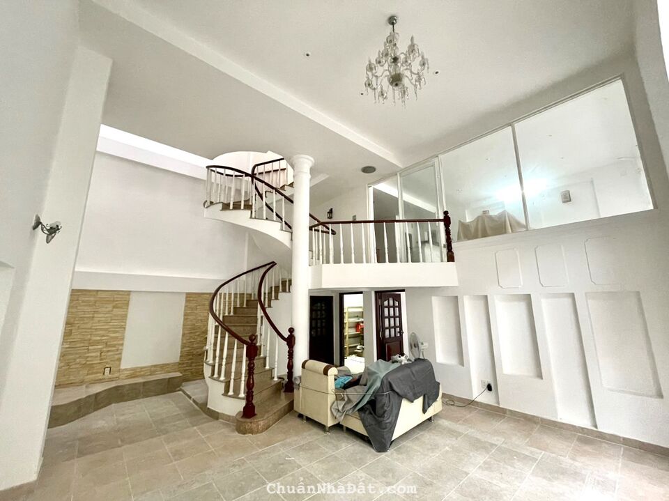 Cho thuê biệt thự Thảo Điền quận 2, diện tích 10x11m, nhà trệt 2 lầu. Giá thuê 40 tr/th