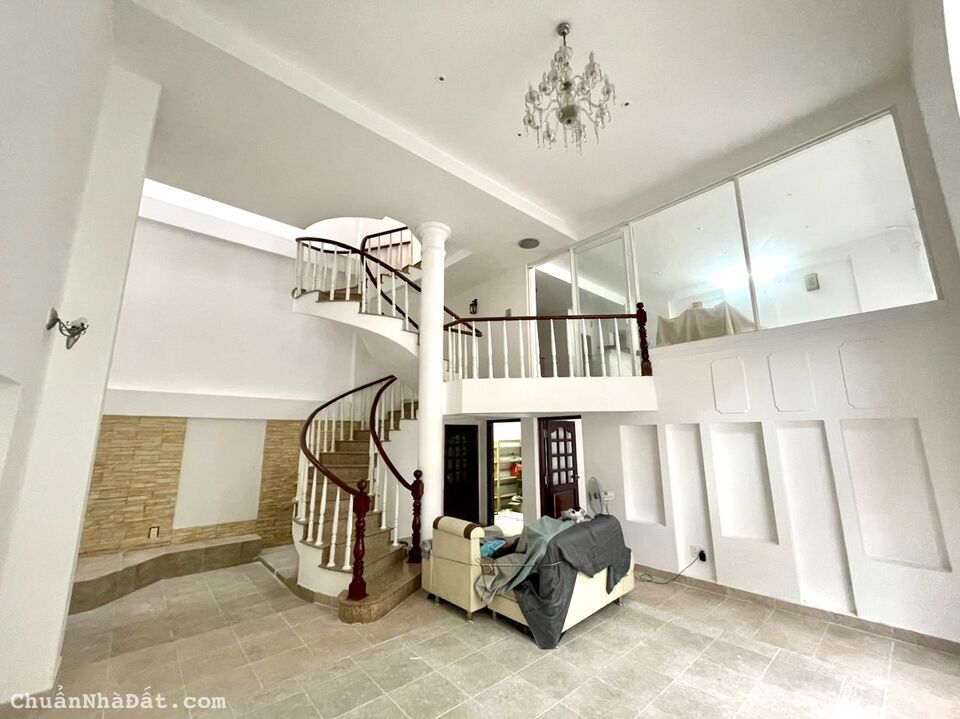 Cho thuê biệt thự Thảo Điền quận 2, diện tích 10x11m, nhà trệt 2 lầu. Giá thuê 40 tr/th