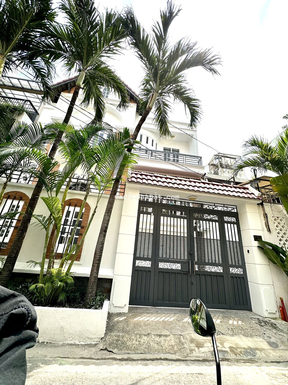 Cho thuê biệt thự Thảo Điền quận 2, diện tích 10x11m, nhà trệt 2 lầu. Giá thuê 40 tr/th