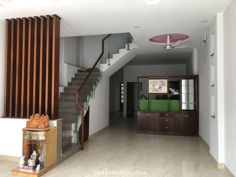 Cho thuê nhà đường Trần Não, quận 2. Diện tích 5x24m, nhà trệt 3 tầng. Giá 35 tr/th