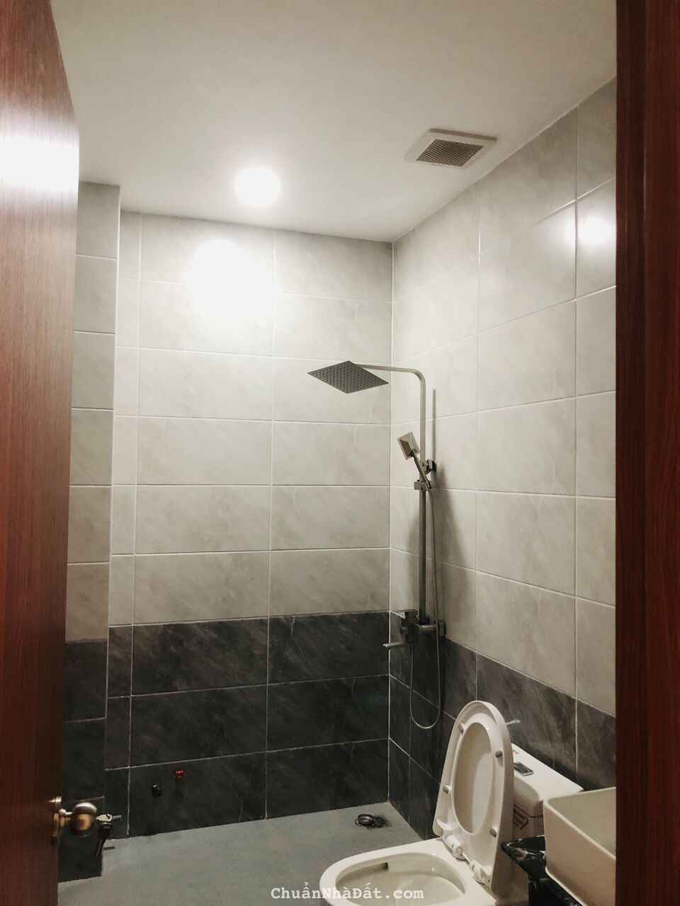 Cho thuê nhà đường Trần Não, quận 2. Diện tích 5x24m, nhà trệt 3 tầng. Giá 35 tr/th