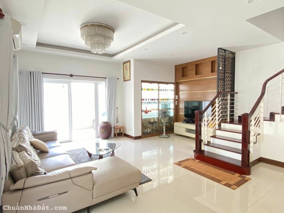 Cho thuê nhà đường Trần Não, Quận 2. DT: 400m2 nhà 3 tầng + gara ô tô + Full nội thất. Giá 72 tr/th