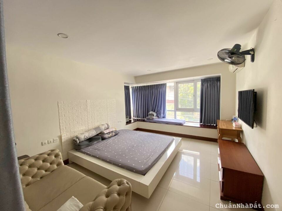 Cho thuê nhà đường Trần Não, Quận 2. DT: 400m2 nhà 3 tầng + gara ô tô + Full nội thất. Giá 72 tr/th