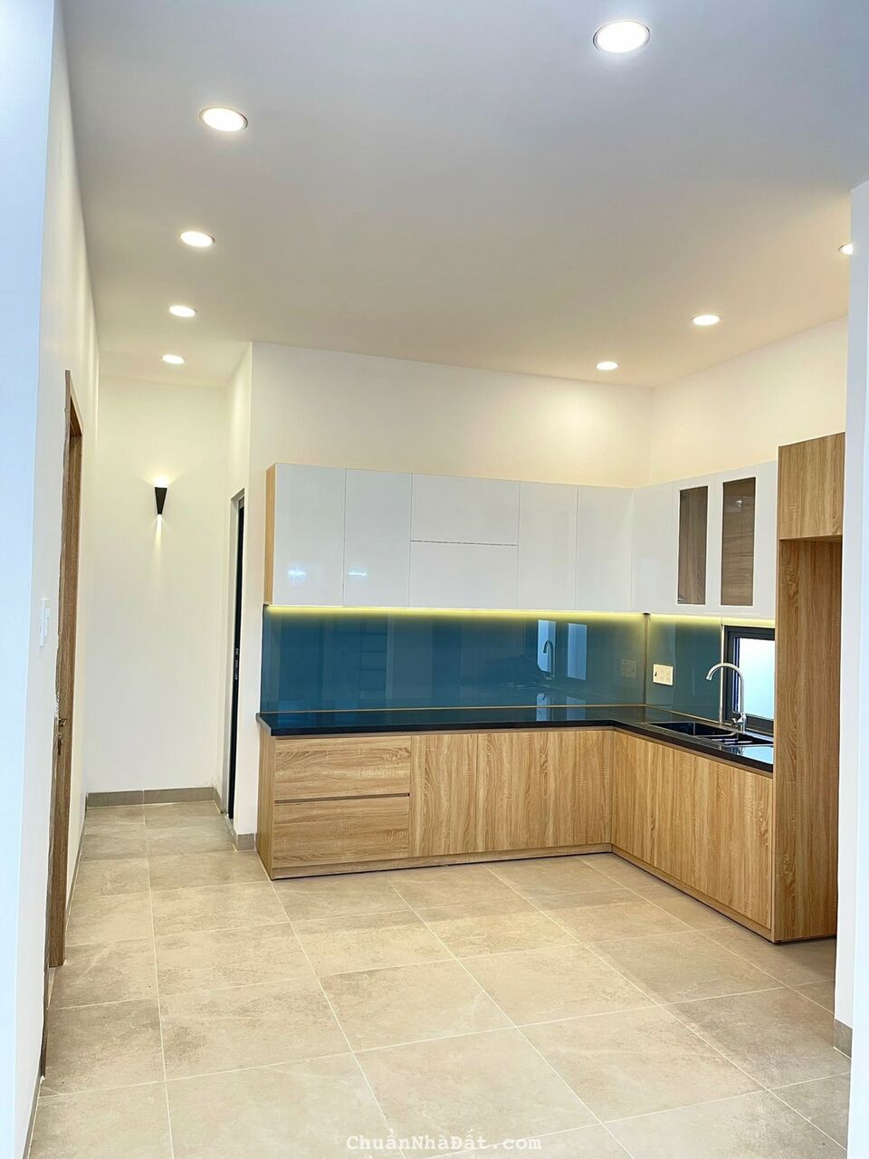 Bán nhà mới xây 2 mặt tiền hẻm ô tô - Vĩnh Ngọc