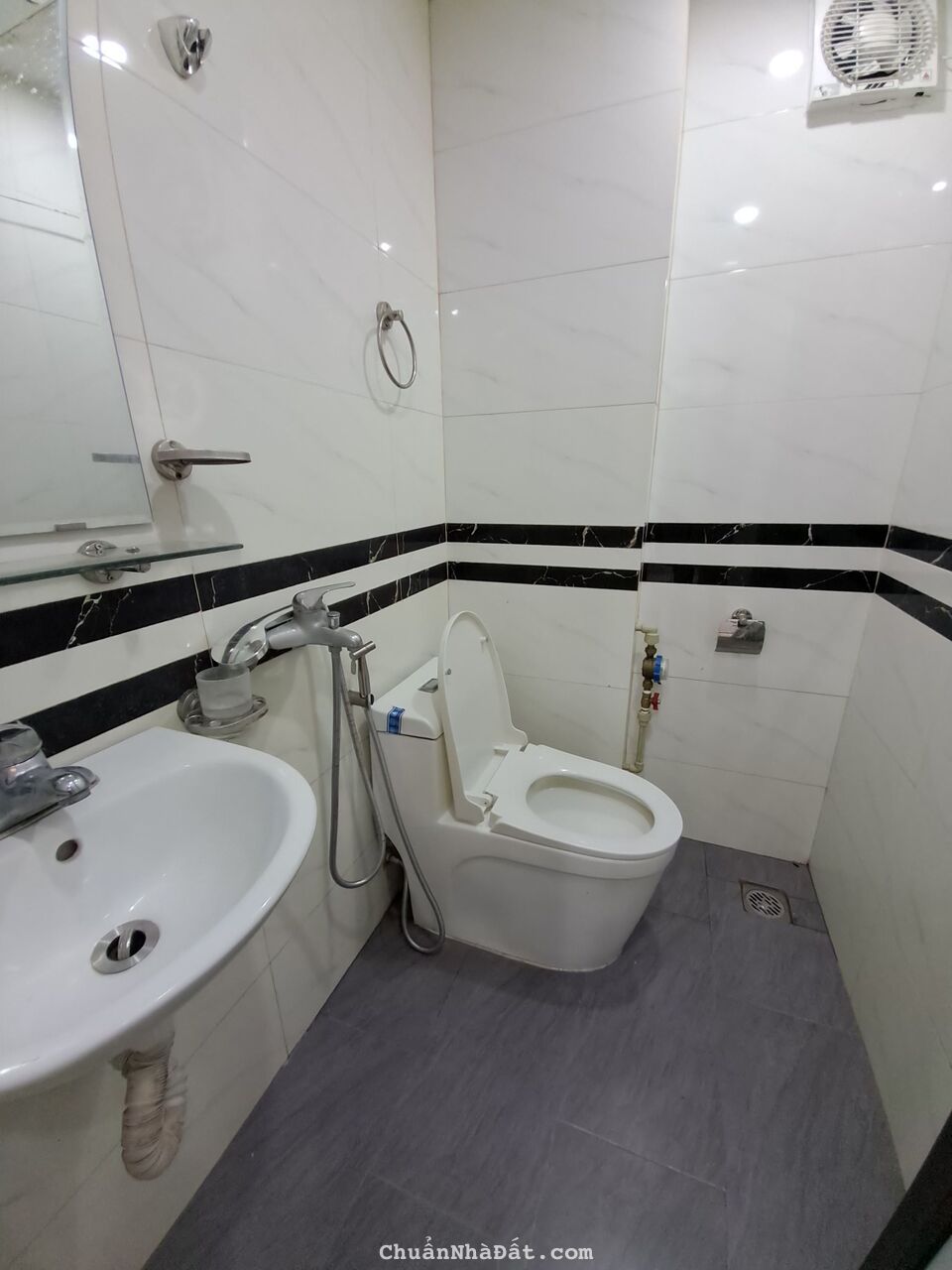 Nhà đẹp mới koong- 20m ra ô tô- 8 phòng cho thuê 50mx5T, giá 6,2 tỷ.