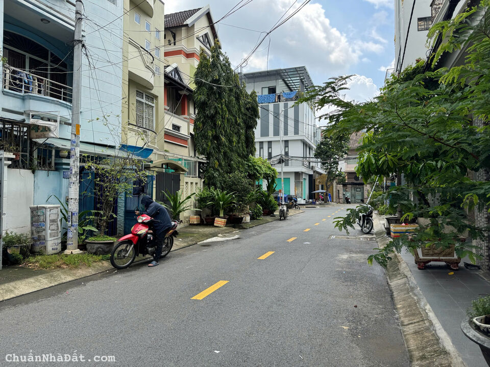 Bán nhà 416/39/8 Dương Quảng Hàm P5, DT 4x16m, 1 trệt lửng 2 lầu. Giá chỉ 8,2 tỷ Bán nhà 416/39/8 Dương Quảng Hàm P5, DT 4x16m, 1 trệt lửng 2 lầu. Giá chỉ 8,2 tỷ