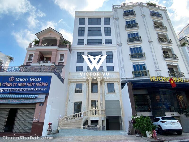 Cho thuê Biệt Thự  8 Tầng bán cổ điển giữa Quận 3 DTSD: 1300m2