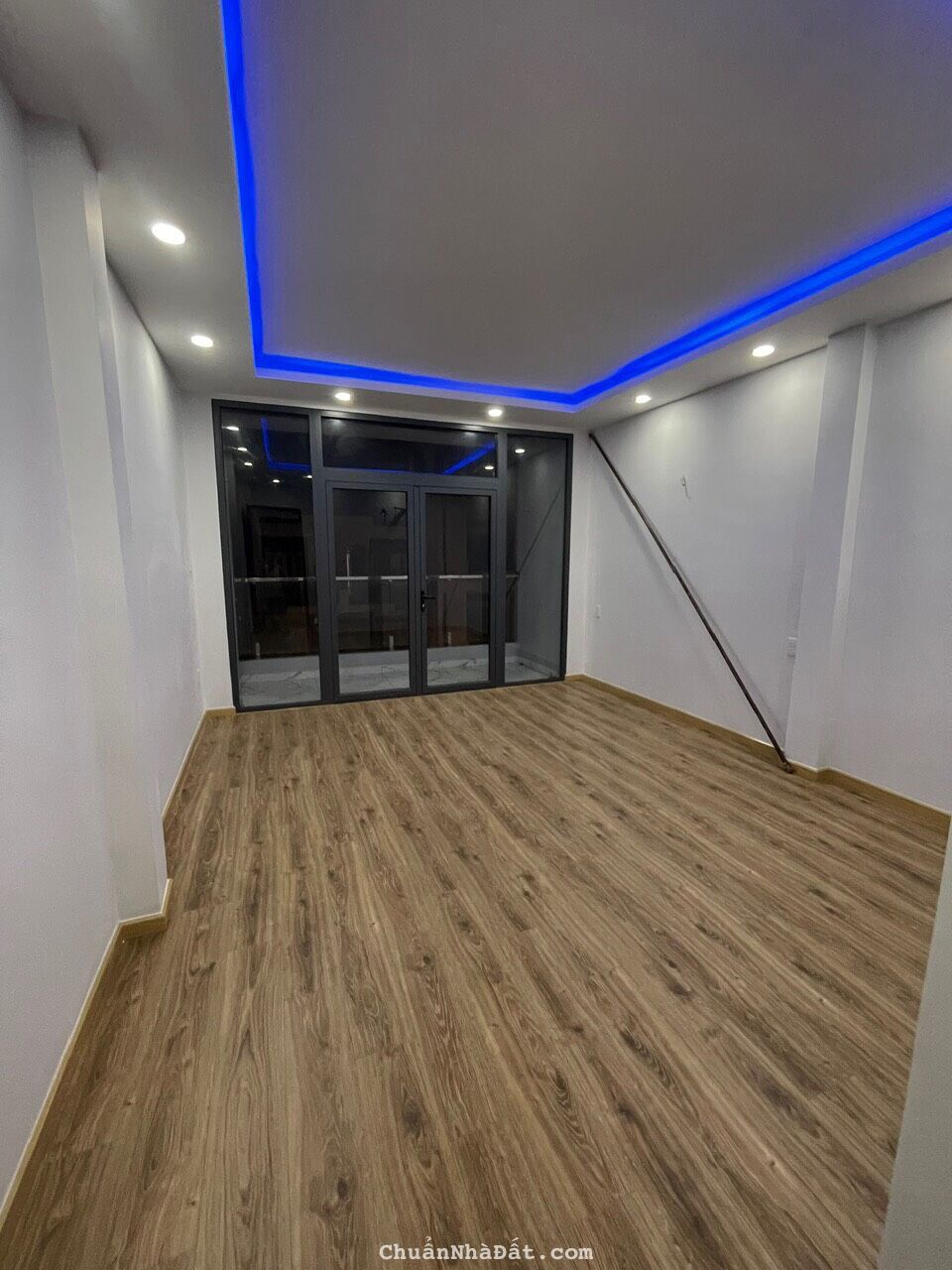 Cho Thuê nhà đường NGUYỄN CHÍ THANH, Quận 10, 5mx20m, 4 Tầng, 55tr