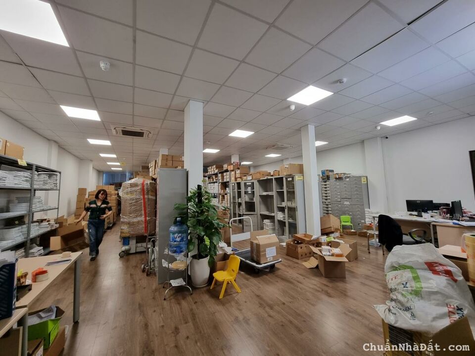 Cho thuê mặt bằng kinh doanh mặt phố Đõ Đức Dục. Dt 800m;Mt rộng;  giá 30t/thang; Lh 0386900486