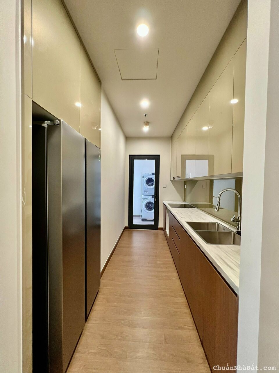 Chuyên cho thuê căn hộ Vinhomes D'Capitale 2 - 3PN view hồ, đồ siêu đẹp , LH 0988559347