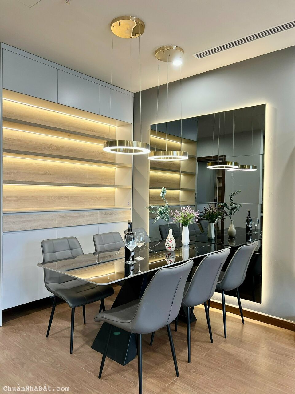 Chuyên cho thuê căn hộ Vinhomes D'Capitale 2 - 3PN view hồ, đồ siêu đẹp , LH 0988559347