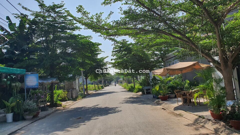 Bán đất ĐH xã Mỹ Hạnh Nam cách TL 824 200m, DT 200m2 đất thổ cư SHR