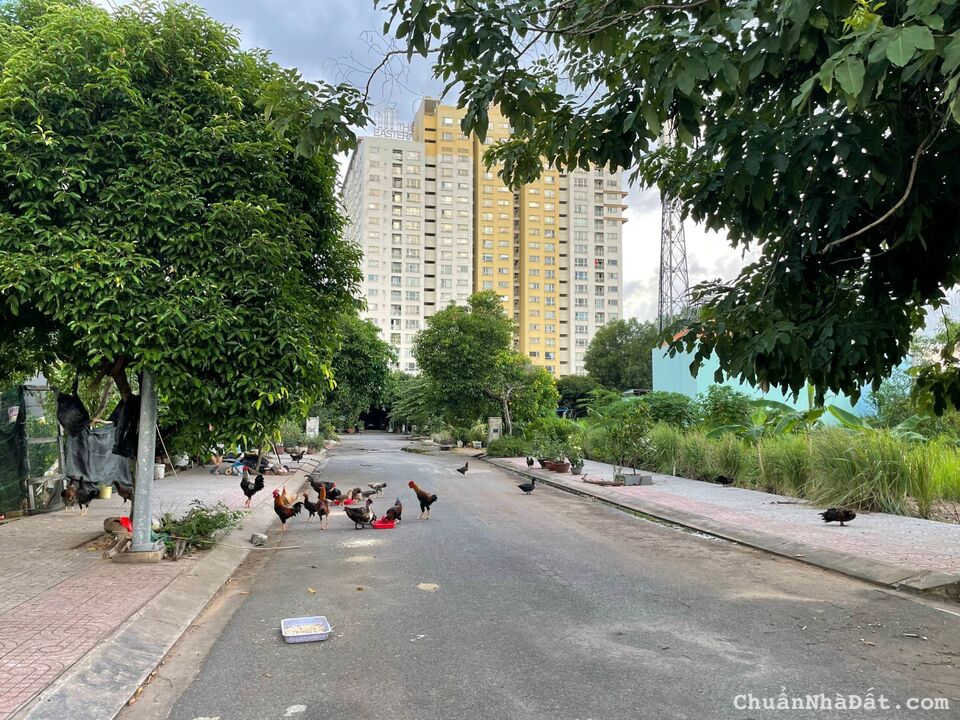 Chủ kẹt tiền gửi bán lô đất ngay Vòng Xoay Liên Phường, Quận9(6mx22m)giá 55tr/m2 SHR