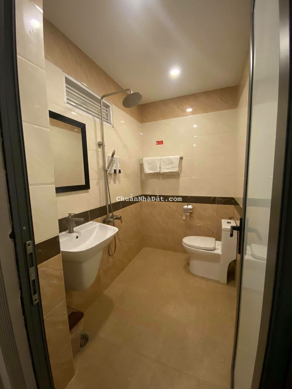 Bán khách sạn The Sun Hotel 164/21 Dương Quảng Hàm đường số 20 f5 Gò vấp