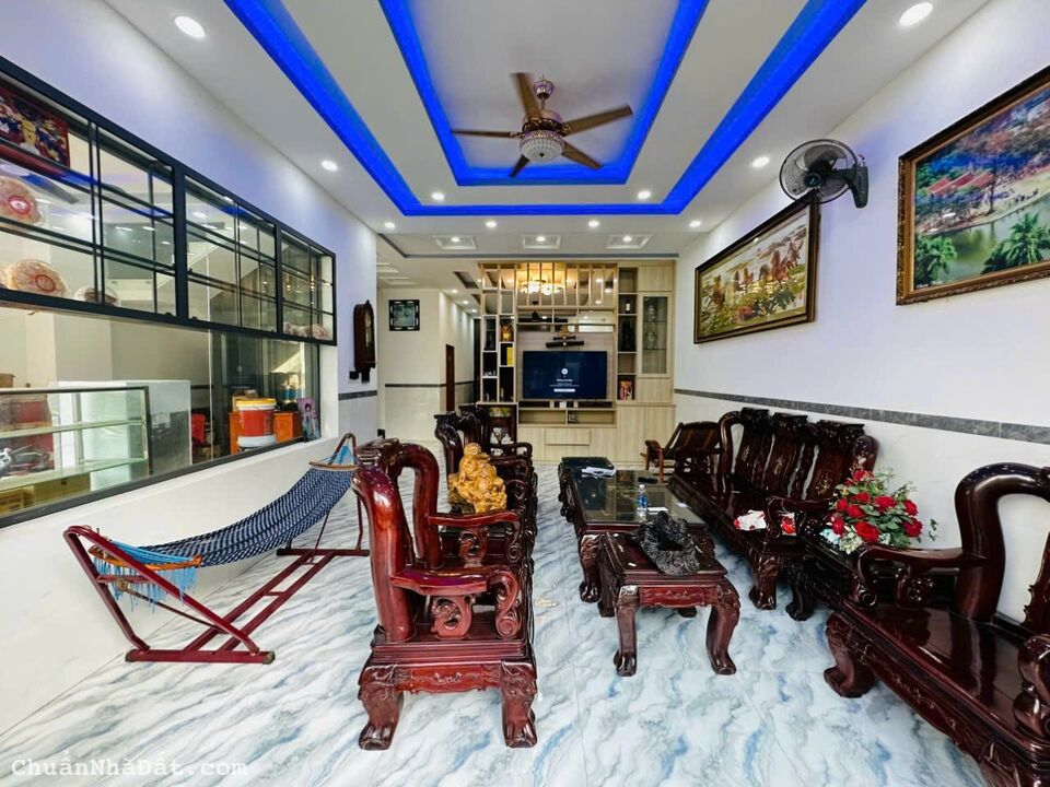 Bán gấp biệt thự phố có thang Máy 9x22m.Đúc 3 tấm,đường 10m .hiệp Thành.Q12