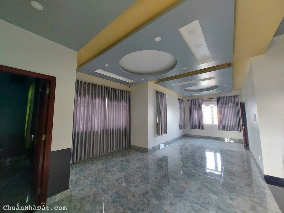 Cho thuê nhà 10x27m.đúc 3 lầu Mặt Tiền đường Nguyễn Ảnh Thủ,phường Hiệp Thành.Q12