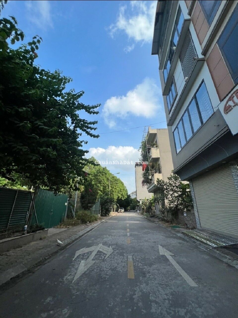 BÁN NHÀ TẠI CỰ KHỐI, DT 65M2 X 5 TẦNG, DÂN XÂY, 6 PHÒNG, THANG MÁY, GARA, NỘI THẤT ĐẦY ĐỦ