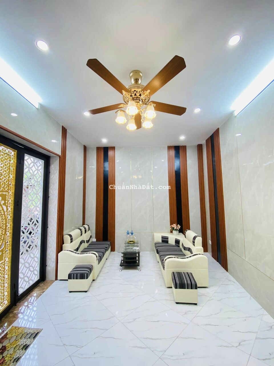 Nhà ngõ 296 Minh Khai, HBT - Lô góc, hiếm - Ngõ nông- Mặt tiền rộng 6m - 33m2 4T giá chỉ 3.9 tỷ