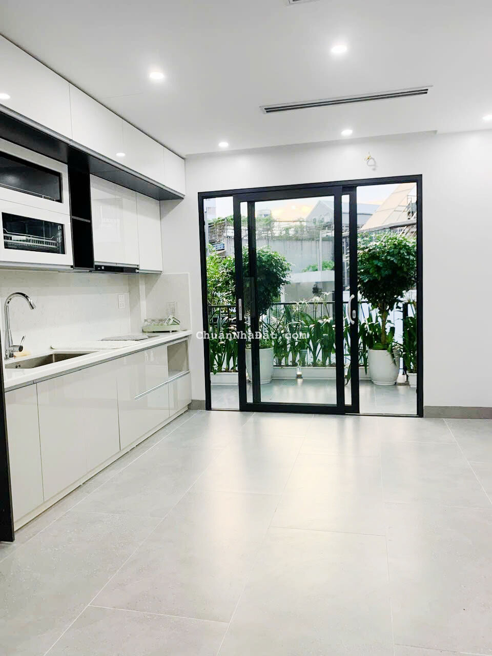 Bán gấp nhà Phố Phạm Huy Thông, Ba Đình 60m2 5 tầng MT 4,3m Ô tô, Thang máy, Gần hồ 10.8 tỷ