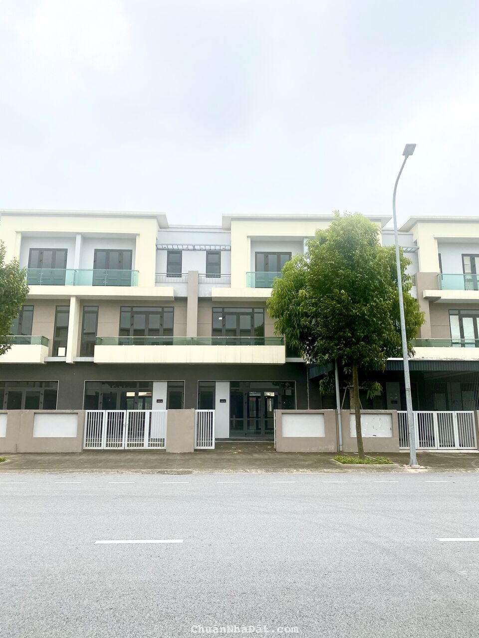 Cần bán nhà phố 3 tầng đã hoàn thiện mặt ngoài giá đáy nhất thị trường