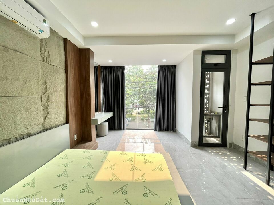 Cho Thuê Căn Hộ Full View Kính - Cửa Sổ Lớn - Full Nội Thất - Ngay Ngã Tư Ga - ĐH Nguyễn Tất Thành