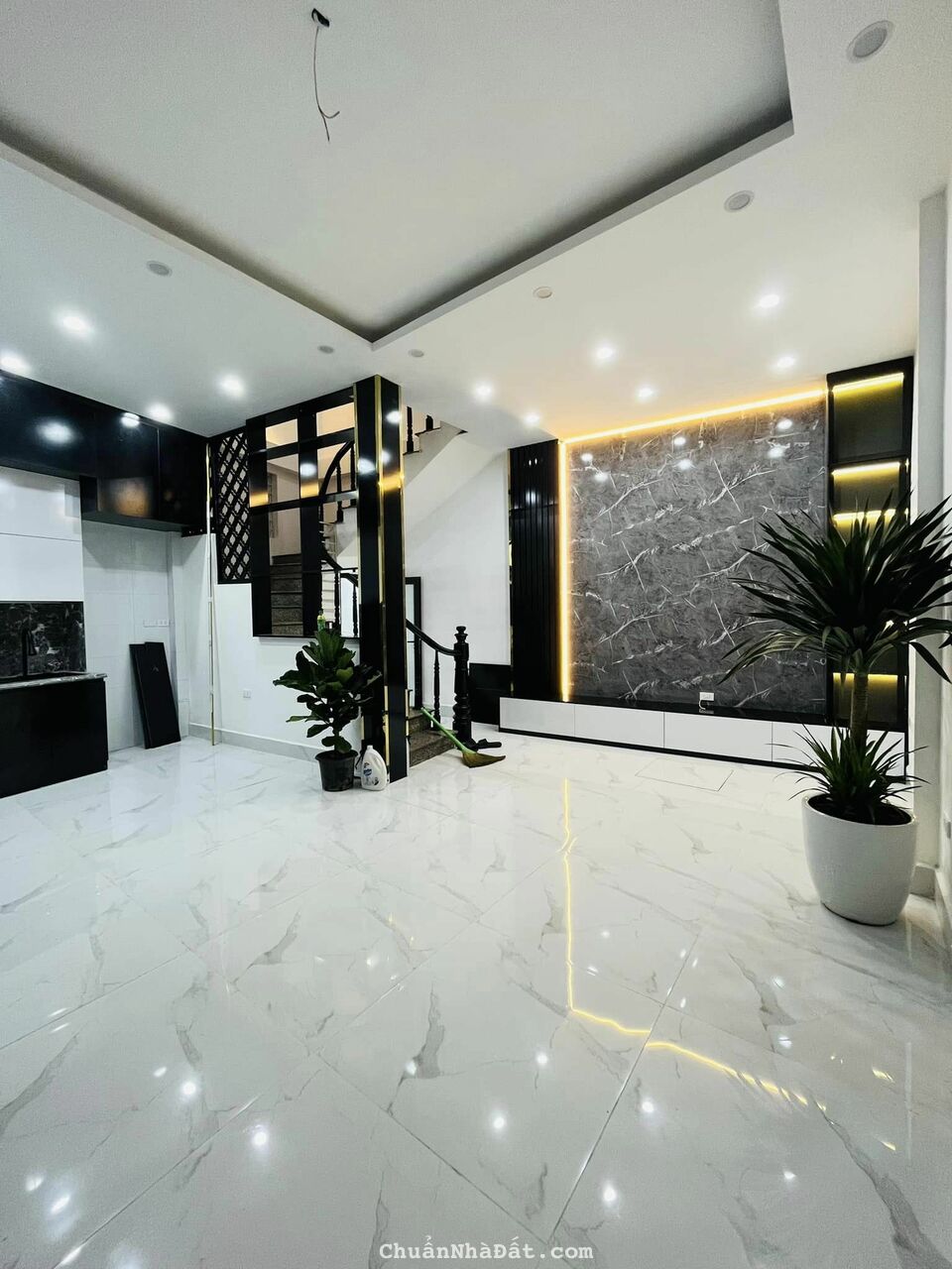 BÁN NHÀ XUÂN THỦY - 37M2 - CÁCH PHỐ 50M -  5 TẦNG - 3 PHÒNG NGỦ - ẢNH THẬT 100% 