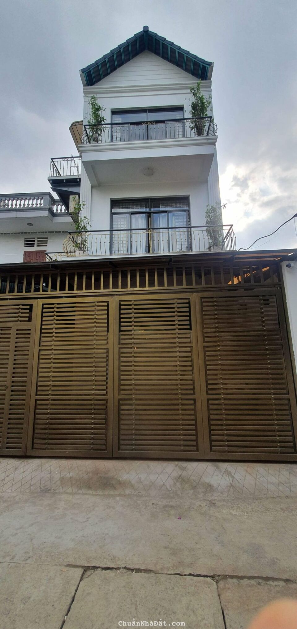 Bán gấp căm nhà Cổ Linh khu đối diện Aeon Mall Long Biên 120m 4 tầng, đường ô tô tránh, có sân vườn