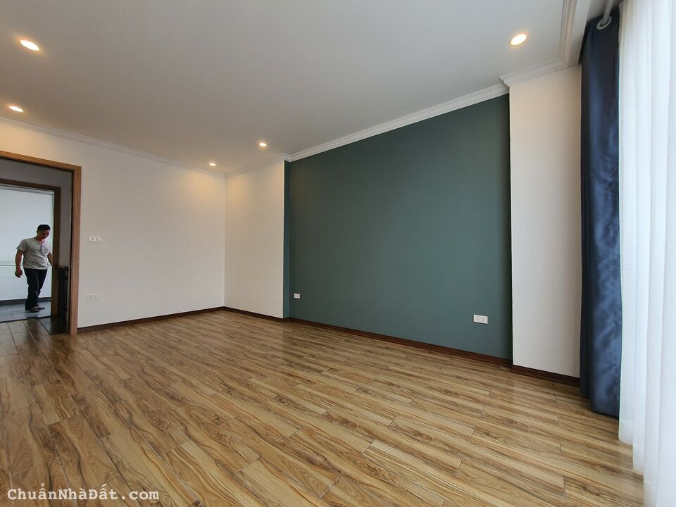 Bán nhà Cổ Linh đường Đàm Quang Trung khu Aeon Mall 39m 6 tầng Ô tô để Gara giá 4,95 tỷ