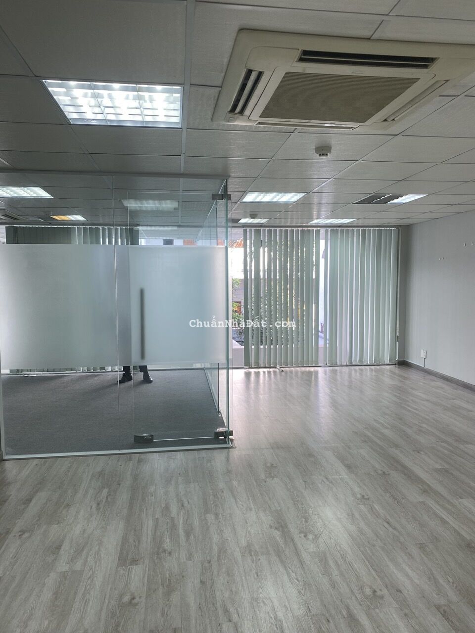 Cho thuê văn phòng DT 90m2- 26tr, free làm ngoài giờ, thứ 7, CN đường Nguyễn Trọng Tuyển, Phú Nhuận